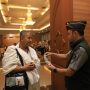 Bimbad KBIHU Al Huda Pelamunan Kabupaten Serang Muhamad Robi hendak berangkat dari Asrama Haji Pondok Gede Jakarta