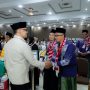 Kepala BP Haji, Gus Irfan saat menyalami jemaah haji di embarkasi Surabaya