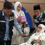 Petugas Haji Indonesia mendorong jemaah haji lansia