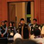 Kabid PHU Kemenag Banten, H. Ahmad Bahir saat melepas jemaah haji di Embarkasi Pondok Gede Jakarta