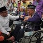 Wakil Kepala BP Haji, Dahnil Anzar Simanjuntak menyapa calon jemaah haji lansia di Embarkasi Medan