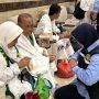 Petugas Haji Indonesia melayani jemaah lansia (Dok. haji.kemenag.go.id)