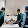 Tenaga Kesehatan Haji melakukan pemeriksaan terhadap jemaah sakit