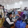Kakanwil Kemenag Banten Nanang Fatchurochman saat berbincang dengan jemaah haji yang baru tiba di Tanah Air