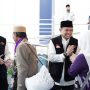 Kepala Bidang PHU Kemenag Banten H. Ahmad Bahir menyambut jemaah haji Kloter JKG 18 di Grand El-Hajj Cipondoh