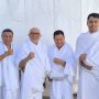 Staf Khusus Menag RI Bidang Pengawasan, Gugun Gumilar (kedua dari kiri) disela melakukan Wukuf di Arafah