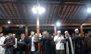 Umat Islam sedang melantunkan selawat pada malam Jumat (Foto: Buntet Pesantren)