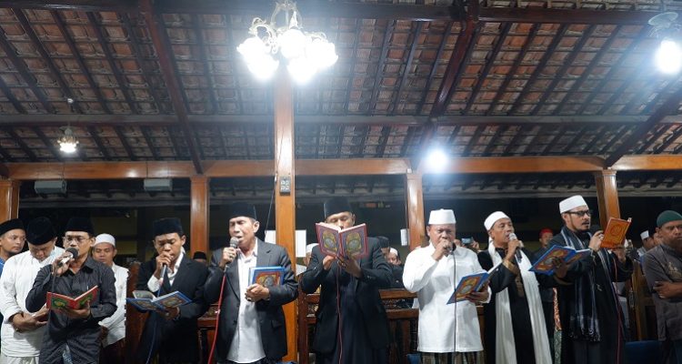 Umat Islam sedang melantunkan selawat pada malam Jumat (Foto: Buntet Pesantren)