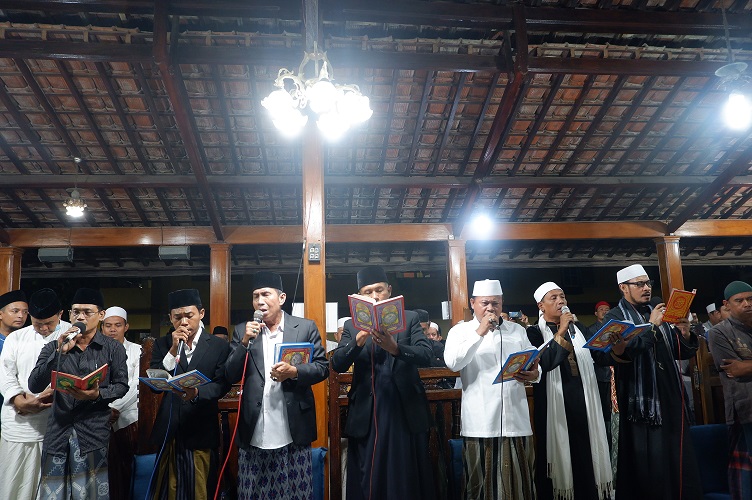 Umat Islam sedang melantunkan selawat pada malam Jumat (Foto: Buntet Pesantren)